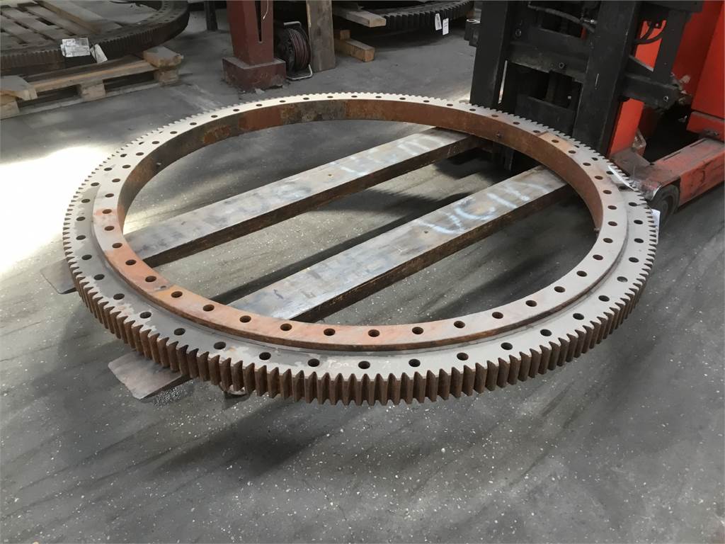 Поворотное устройство башенного крана